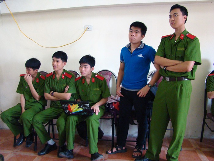 Rất đông nam chiến sĩ nhiệt tình tham gia vào tiết mục dự thi của thí sinh SBD 160